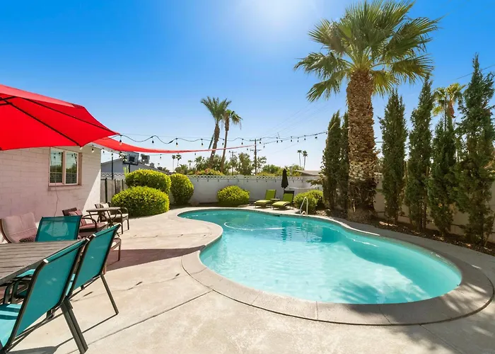Heated Pool, Sports Court, Pool Table, King Beds Holiday home