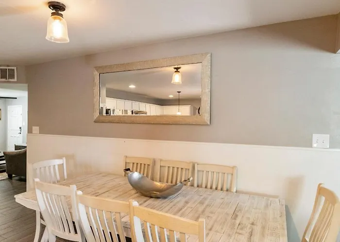 Heated Pool, Sports Court, Pool Table, King Beds Holiday home Tempe