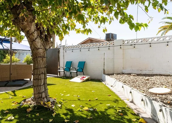 Heated Pool, Sports Court, Pool Table, King Beds Holiday home