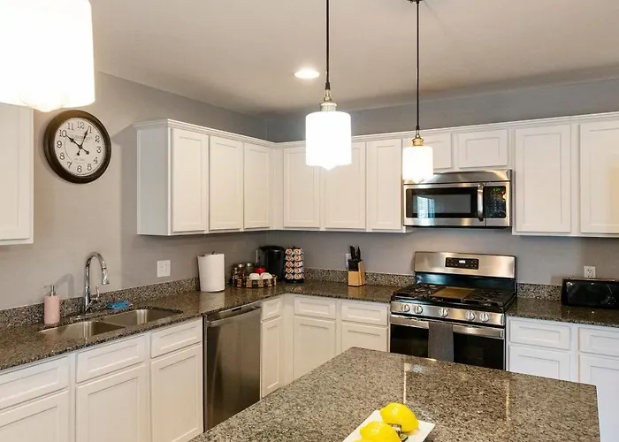 Heated Pool, Sports Court, Pool Table, King Beds Holiday home Tempe