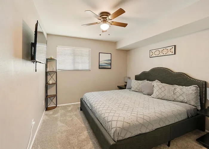 Holiday home Heated Pool, Sports Court, Pool Table, King Beds Tempe
