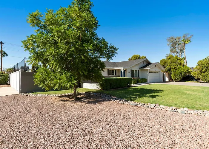 Heated Pool, Sports Court, Pool Table, King Beds Holiday home